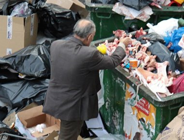 Η απόλυτη εξαθλίωση - 1,4 εκ. Έλληνες ζουν σε συνθήκες ακραίας φτώχειας! (φωτό)